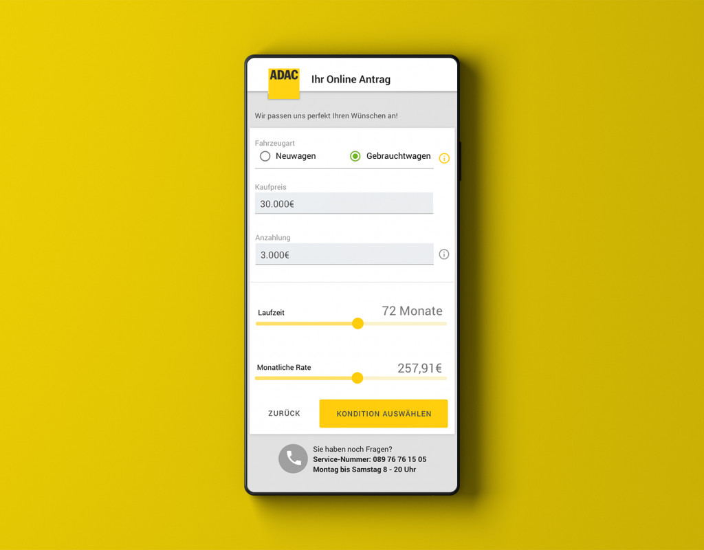 Ein Handy vor gelbem Hintergrund. Auf seinem Bildschirm ist die Banking App zus sehen. Das Logo des ADAC steht oben im Header.