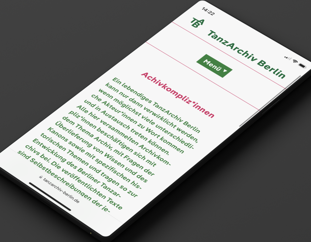 Ein Handy auf dessen Bildschirm eine Unterseite der Website zu sehen ist.