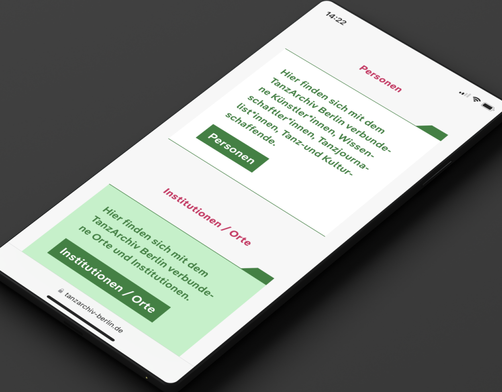 Ein Handy auf dessen Bildschirm eine Unterseite der Website zu sehen ist.